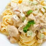 Pasta with white sauce and diet chicken